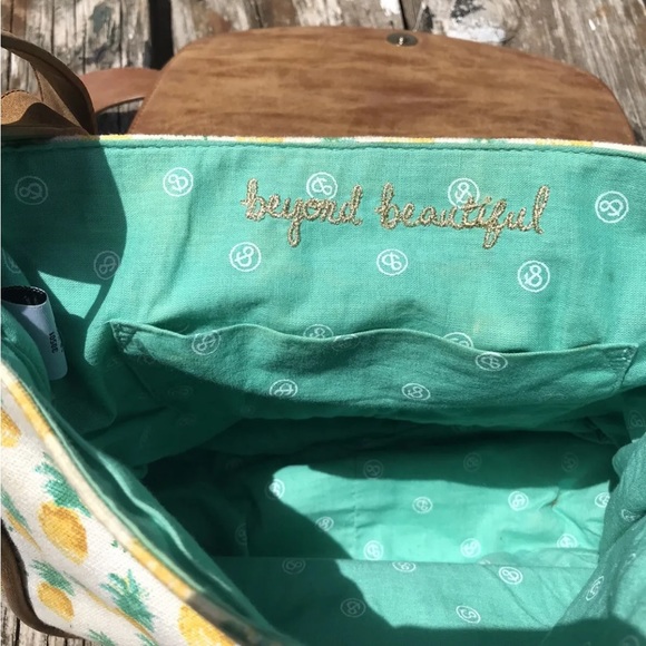 Mary & Martha Glories & Grace Pineapples Crossbody Bag Purse Hallmark White - Picture 4 of 8